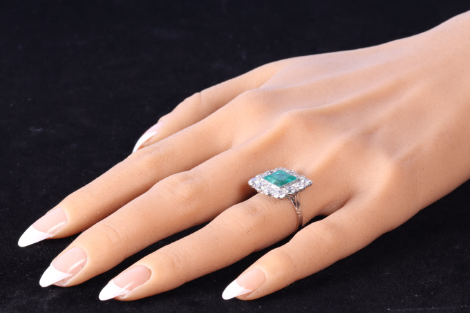 Geometric Grace: A Vintage Art Deco Emerald and Diamond Ring by Unbekannter Künstler