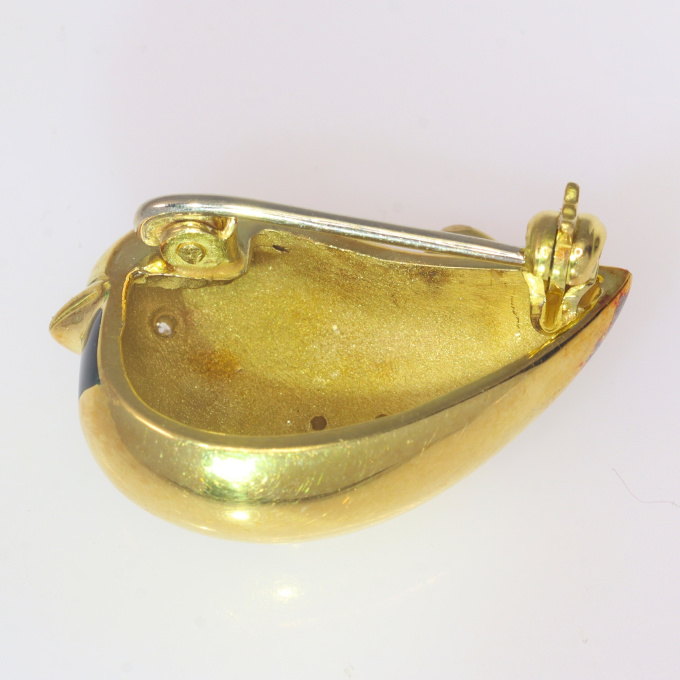 Vintage gold enameled bird brooch set with brilliant cut diamonds by Artista Desconhecido