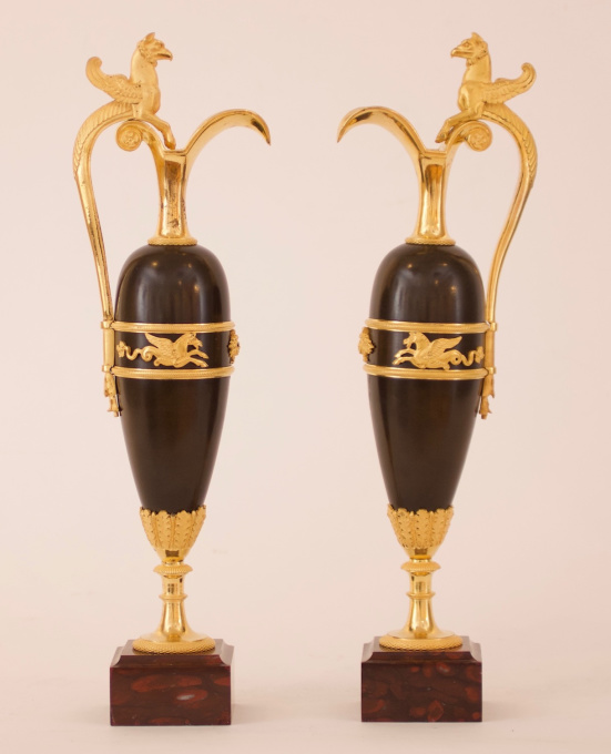 A pair of empire patinated bronze and fire gilded ewers, Circa 1810 by Artista Desconhecido