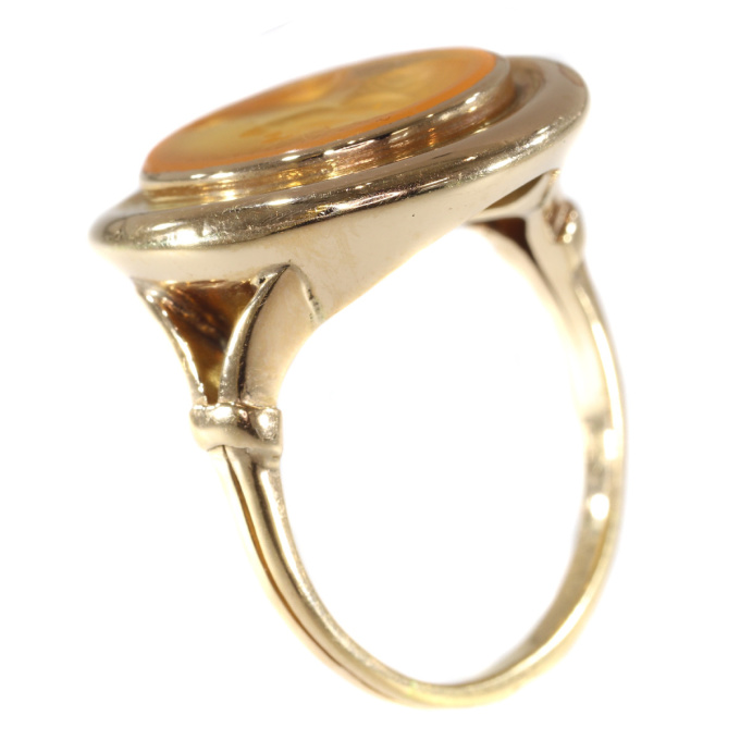 Early Victorian antique intaglio gold gents ring by Onbekende Kunstenaar