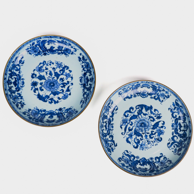 Pair Chinese ‘Madame de Pompadour’ dishes, 18th century by Onbekende Kunstenaar