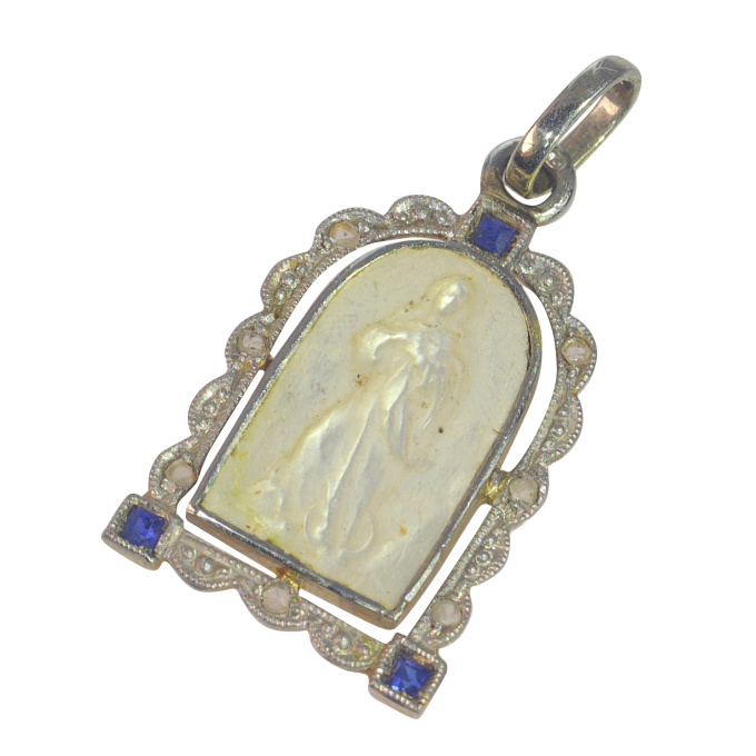 Vintage 1910's Edwardian - Art Deco 18K pendant  Mother Mary medal in mother-of-pearl set with diamonds and sapphires by Artista Desconocido