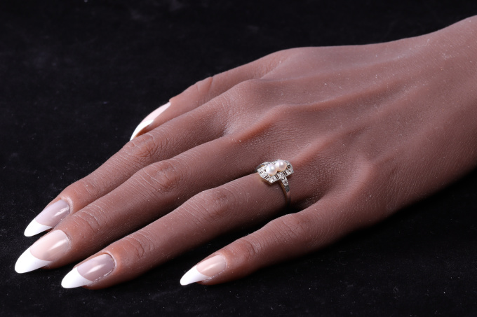 Vintage 1920's Edwardian Art Deco diamond and pearl engagement ring by Onbekende Kunstenaar