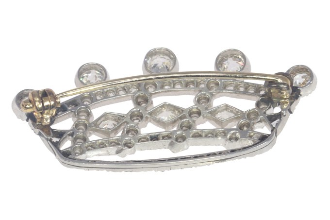 Vintage 1920's Art Deco platinum brooch presenting a crown set with diamonds by Artista Sconosciuto