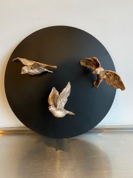3 vliegende mussen op stalen plaat by Yvon van Wordragen