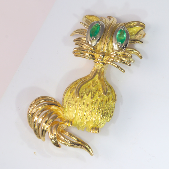 Vintage Fifties 18K gold brooch cat as cartoon character with emerald eyes by Artista Desconhecido