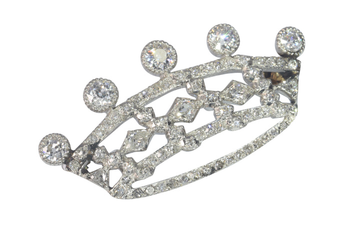 Vintage 1920's Art Deco platinum brooch presenting a crown set with diamonds by Onbekende Kunstenaar