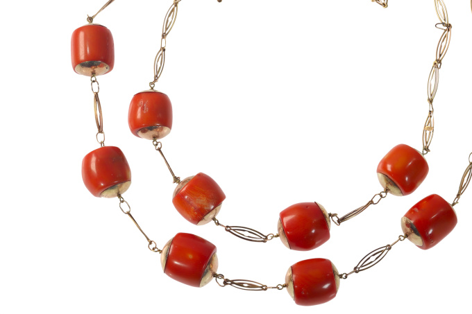 Antique 14K double row necklace with exceptional large coral beads by Artista Desconhecido