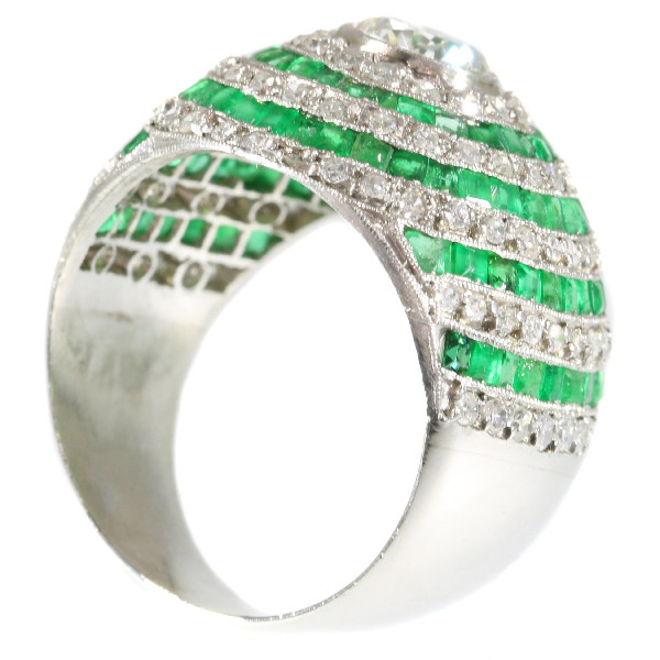 Magnificent diamond and emerald platinum Art Deco ring by Artista Desconocido