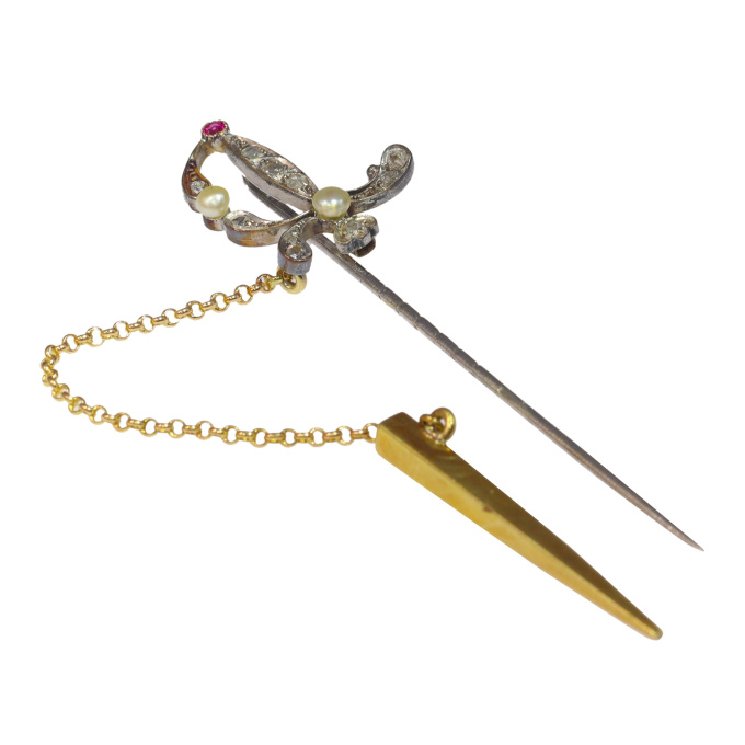 Antique diamond pin in the shape of a sword or dagger by Onbekende Kunstenaar