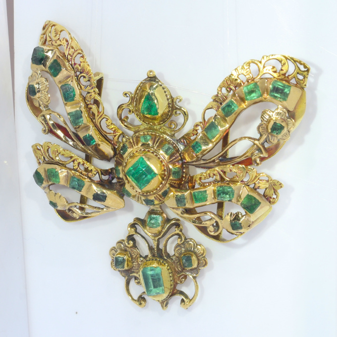 Antique gold bow pendant with emeralds second half 17th Century by Artista Desconhecido