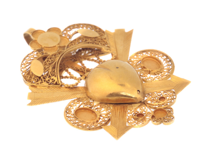 Late 18th Century Georgian arrow pierced heart locket pendant in gold filigree by Artista Desconhecido