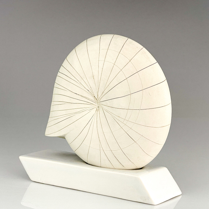A unique stoneware sculpture of a snail shell on a glazed base – Arabia Finland ca. 1980 by Gunvor Olin-Grönqvist