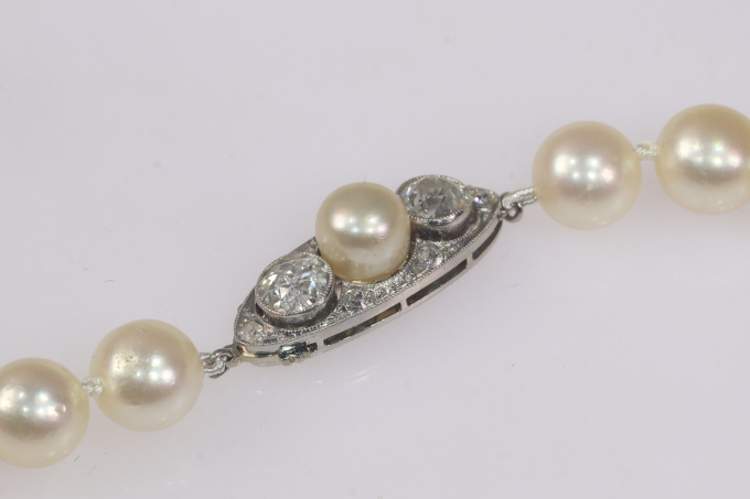 Vintage Art Deco Belle Epoque long pearl necklace (sautoir) with platinum large diamonds closure by Artista Sconosciuto