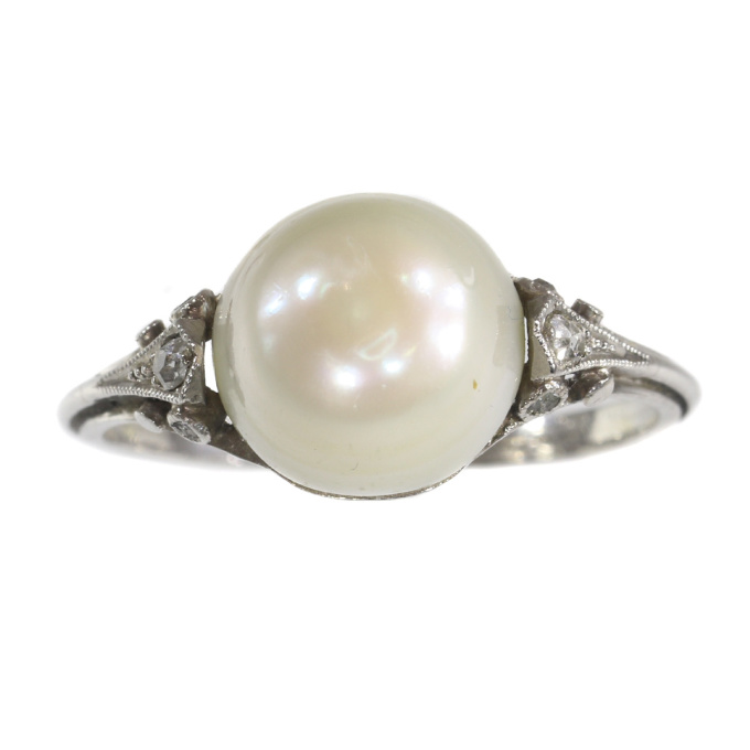Vintage platinum ring with big pearl and rose cut diamonds by Artista Desconocido
