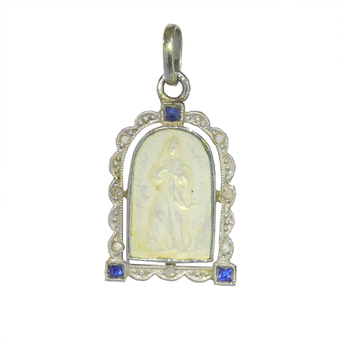 Vintage 1910's Edwardian - Art Deco 18K pendant  Mother Mary medal in mother-of-pearl set with diamonds and sapphires by Artiste Inconnu