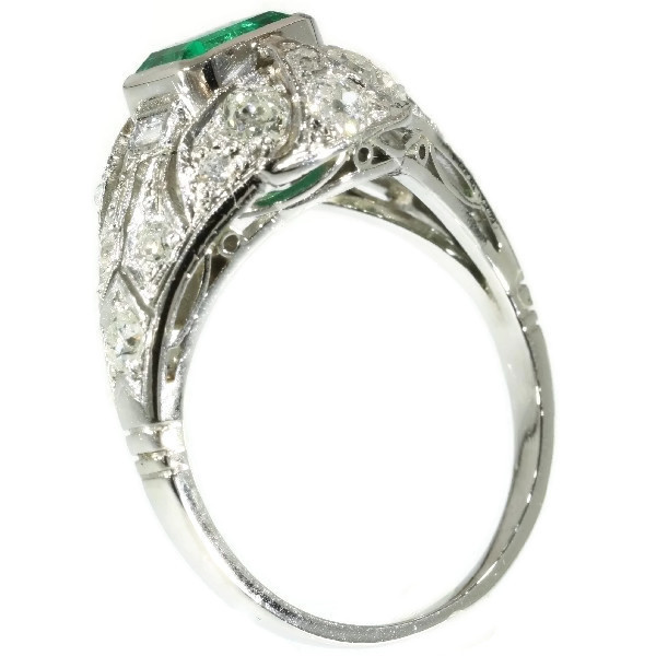 Platinum estate diamond engagement ring with truly magnificent Colombian emerald by Onbekende Kunstenaar