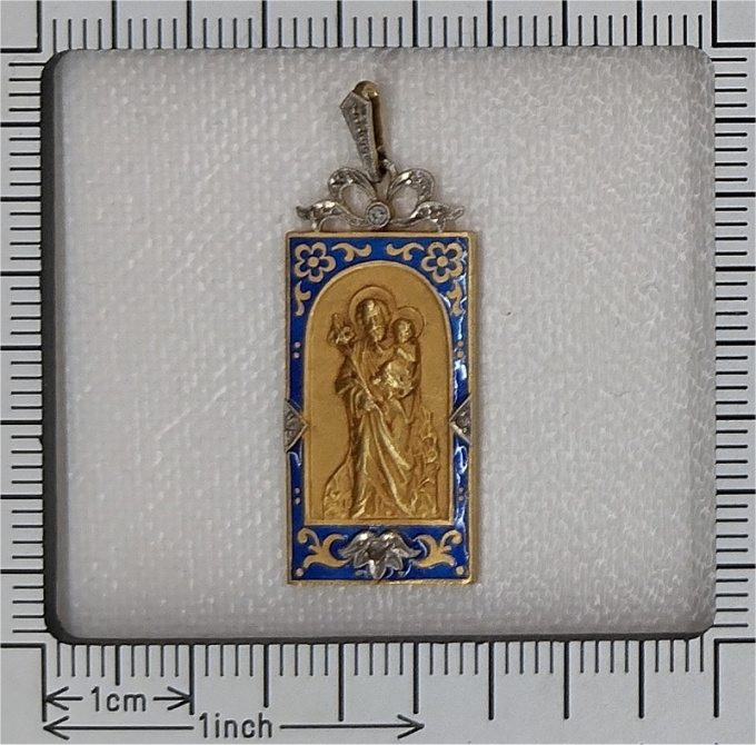Vintage antique 18K gold pendant enameled and set with diamonds Saint Joseph holding baby Jesus by Unbekannter Künstler