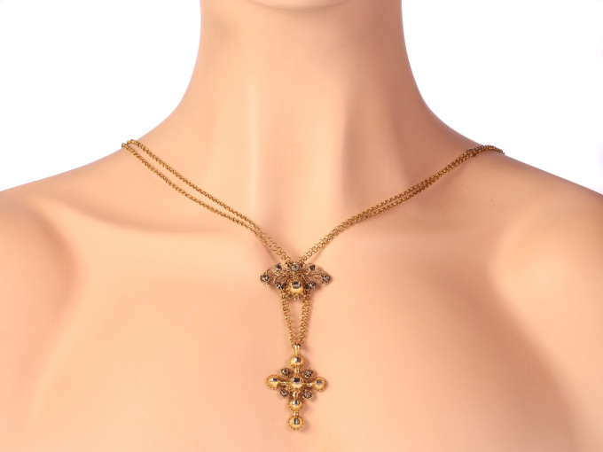 18th Century gold and diamond cross on necklace with table rose cut diamonds by Onbekende Kunstenaar