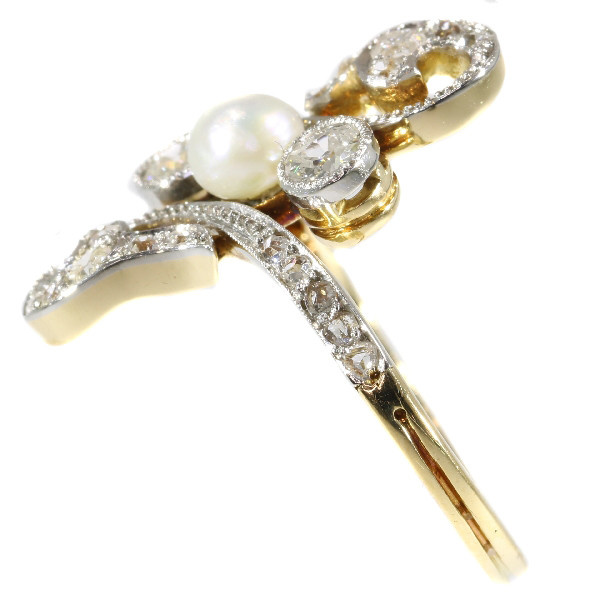 Elegant late Victorian diamond and pearl ring by Artista Sconosciuto