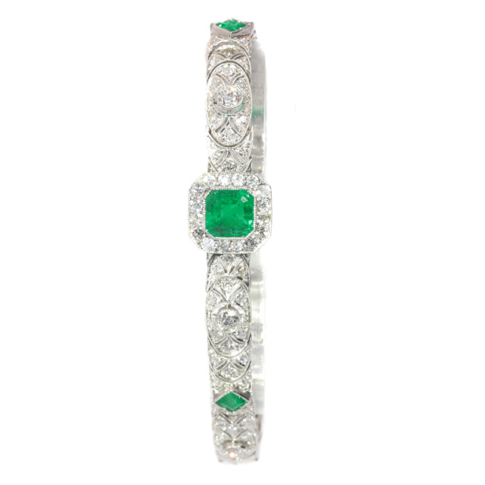 High quality platinum Art Deco bracelet with 140 diamonds and top emeralds by Artista Sconosciuto