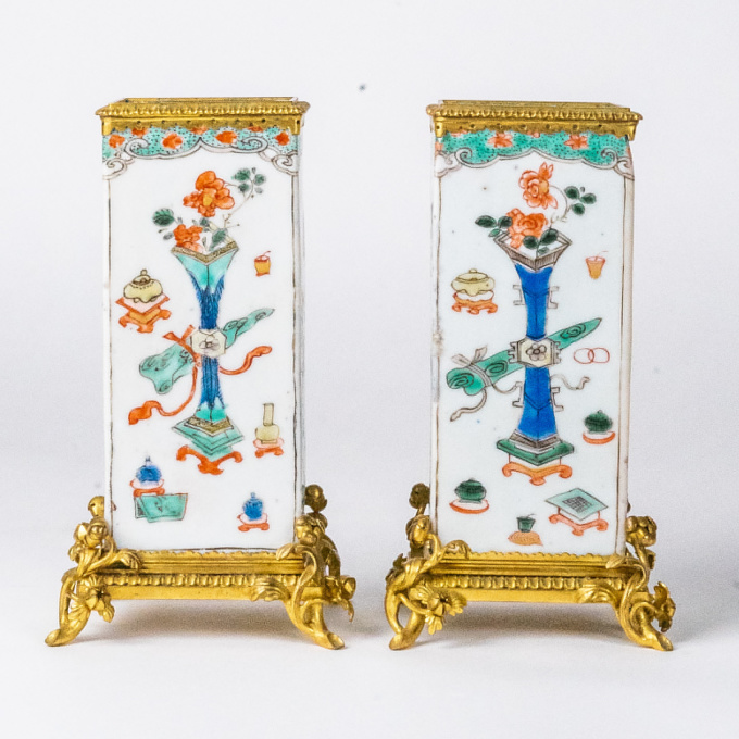 A pair of famille verte vases, 18th century Kangxi by Artista Desconhecido