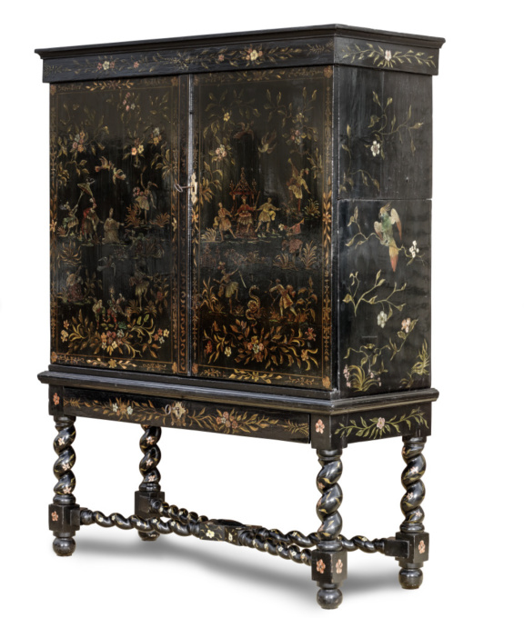 A Dutch Chinoiserie pinewood polychrome lacquered cabinet on stand by Artista Desconhecido
