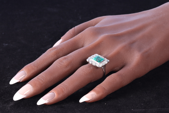 Geometric Grace: A Vintage Art Deco Emerald and Diamond Ring by Onbekende Kunstenaar