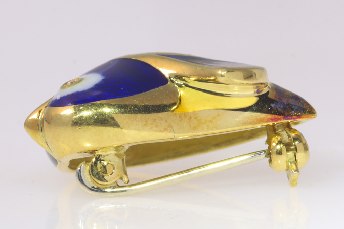 Vintage gold enameled bird brooch set with brilliant cut diamonds by Artista Desconhecido
