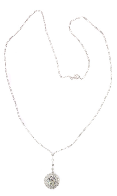 Platinum Art Deco diamond pendant on necklace by Artista Sconosciuto