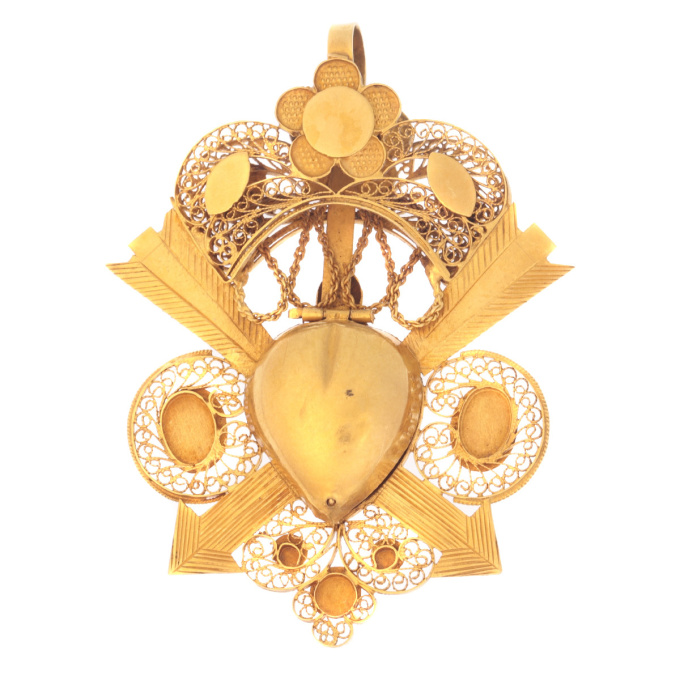 Late 18th Century Georgian arrow pierced heart locket pendant in gold filigree by Artista Sconosciuto