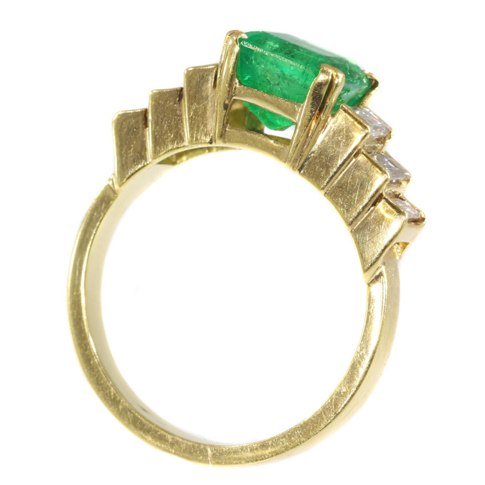 Vintage French estate ring with high quality Colombian emerald and baguette diamonds by Unbekannter Künstler