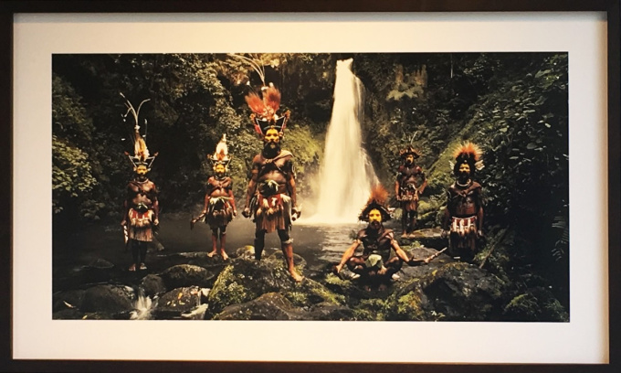 Huliwigmen, Ambua Falls, Tari Vally XV 66 (5/9) by Jimmy Nelson