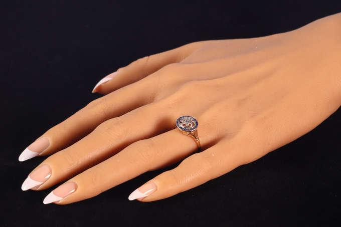 Vintage Art Deco diamond and sapphire ring by Artista Desconocido