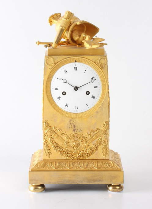 A French Empire ormolu mantel clock 'War and Peace', circa 1800. by Artista Desconocido
