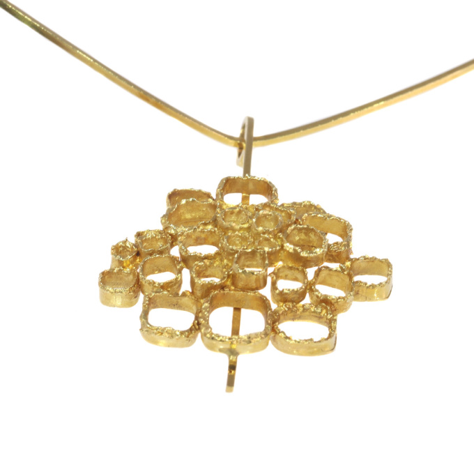 Vintage Sixties Art Jewellery gold pendant on stiff gold wire necklace by Unbekannter Künstler