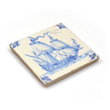 White and blue tile with Dutch merchant ship second half 17th century by Onbekende Kunstenaar