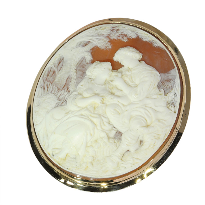 Vintage quality cameo in gold mounting romantic scenery can be worn as pendant or brooch by Artista Sconosciuto