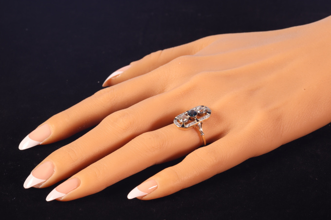 Vintage Art Deco diamond and sapphire engagement ring by Unbekannter Künstler