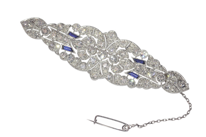 Vintage platinum Art Deco diamond brooch with sapphire accents by Artista Desconhecido