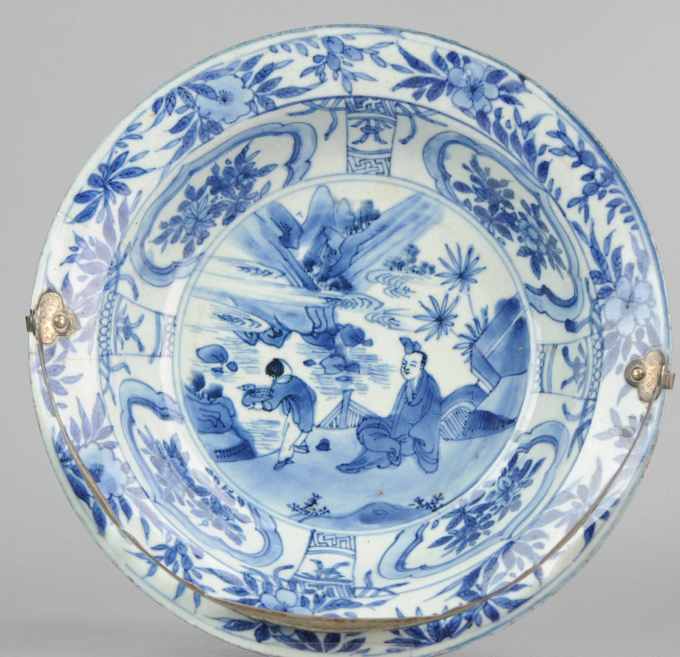 Rare Ming figural bowl (klapmuts) with Dutch silver mounts, 17th century by Artista Desconocido