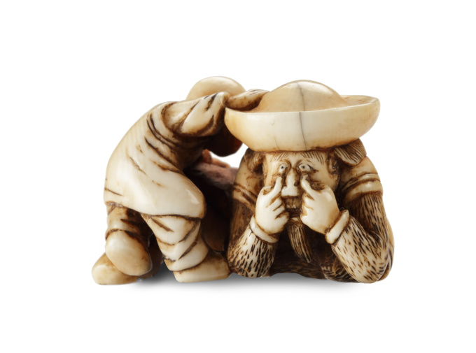 AN IVORY NETSUKE OF A DUTCHMAN FROLICKING WITH A SMALL BOY by Artista Desconhecido