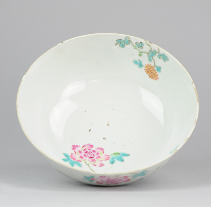 Unusual Famille Rose Chinese taste bowl, (1723-1735) by Artista Desconocido