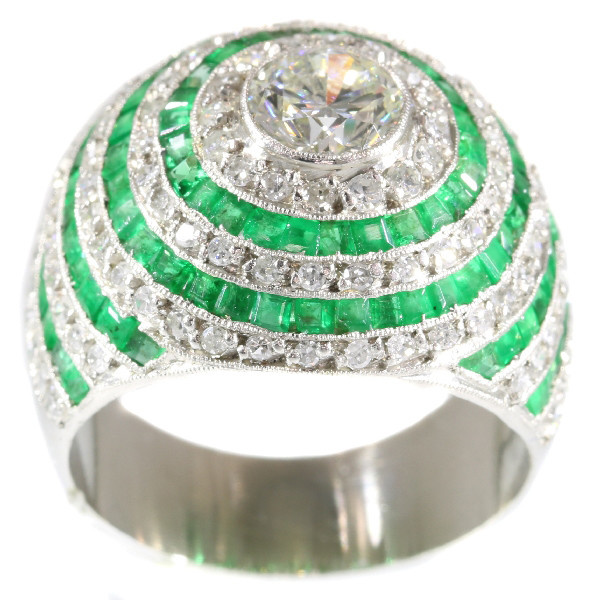 Magnificent diamond and emerald platinum Art Deco ring by Onbekende Kunstenaar