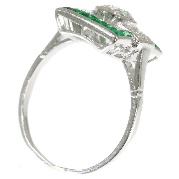 Strong yet sober design Art Deco ring with diamonds and emeralds by Artista Sconosciuto