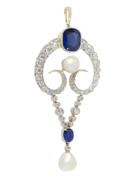 Belle Epoque diamond pendant with large natural pearls and cornflower blue color natural sapphires (certified) by Onbekende Kunstenaar