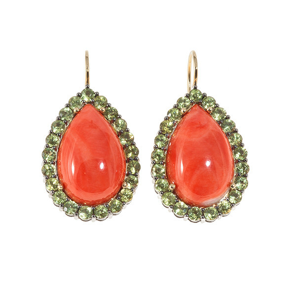 Modern entourage earrings with coral and peridot by Artista Desconocido