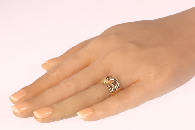 Antique gold snake ring with fancy colour diamond in head by Artista Desconocido