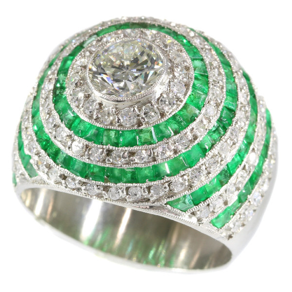 Magnificent diamond and emerald platinum Art Deco ring by Artista Desconhecido