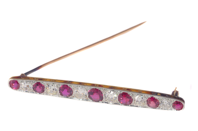 Vintage Art Deco bar brooch with high quality diamonds and rubies by Artista Sconosciuto